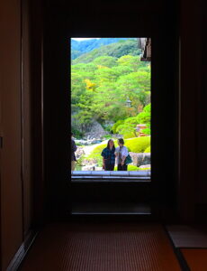 生の掛け軸　白砂青松庭の一部